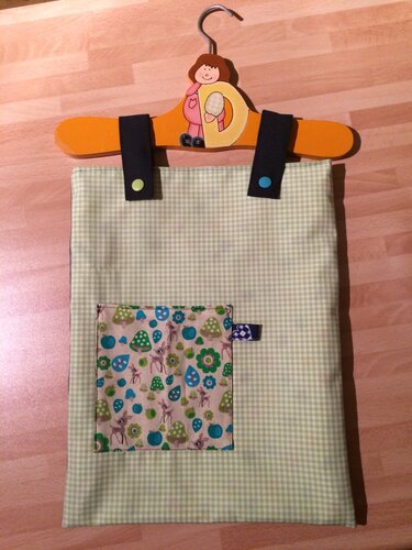 Hellgrünes kariertes Utensilo mit Reh- und Pilzmuster an Kinderbügel hängend