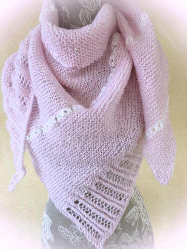 Hellrosa Dreieckstuch mit kraus rechten Reihen und Ajourstreifen auf Schneiderpuppe