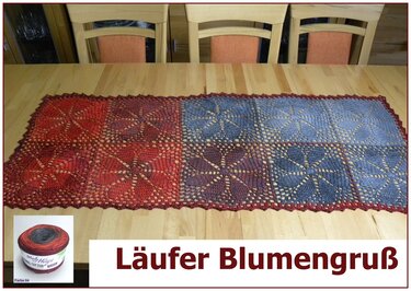 Gehäkelter Tischläufer aus acht Quadraten in Rot‑Blau‑Farbverlauf mit sternförmigem Blütenmuster