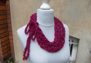Gehäkelter magentafarbener Loop-Schal mit offenem Maschenbild auf weißer Schaufensterpuppe