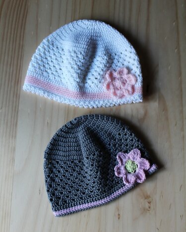 Zarte Mütze mit Blümchenapplikation Größe für Kinder von  0-3  Jahren - Häkeln