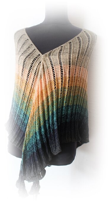 Asymmetrisches gestricktes Tuch mit Farbverlauf in Creme, Orange, Grün und Dunkelblau, offenes Rippenmuster auf Schaufensterpuppe