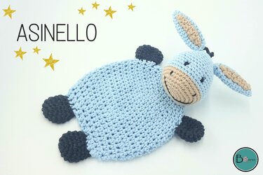 Gehäkeltes hellblaues Schmusetuch in Eselform mit beigem Maul und dunklen Pfoten