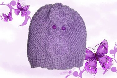 Lila gestrickte Babymütze mit Eulenmuster und Perlenaugen