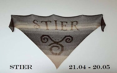 Gehäkeltes Dreieckstuch in Brauntönen mit dem Schriftzug STIER und Sternzeichen-Symbol
