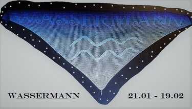 Gehäkeltes Motivtuch mit Wassermann-Symbol, filetähnlichem Netzmuster und Rand mit quadratischen Löchern