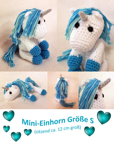 Mini-Amigurumi-Einhorn sitzend, weiß mit blauer Mähne, blauem Schweif und blauen Hufen; Collage mit Nahaufnahmen.