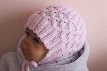 Strickanleitung für Babymütze mit Ohrenklappen