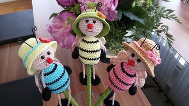 Anleitung Blumenstecker bunte Hummeln - Häkeln