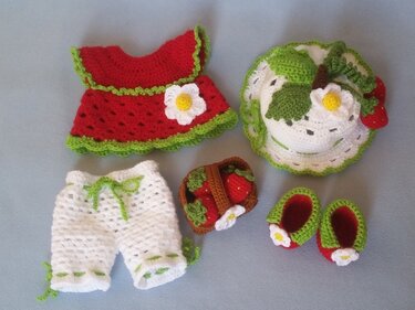 Gehäkeltes Amigurumi-Puppenkleid-Set in Rot, Grün und Weiß mit Hut, Hose, Körbchen und Schuhen