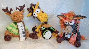 Giraffe Pedro, der Drummer, Häkelanleitung