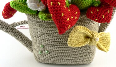 Gießkanne mit Erdbeerherzen und Schleife -- Häkelanleitung von Haekelkeks