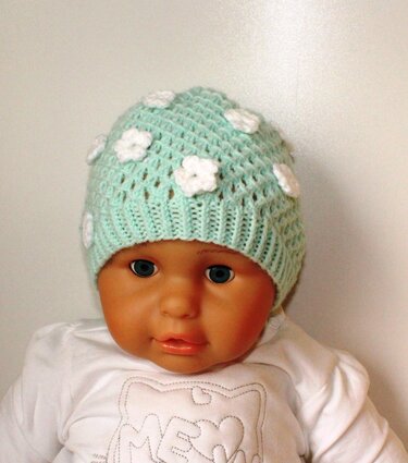 Strickanleitung Baby-Mütze mit Blütenapplikation, ca. 6 - 12 Monate, Ku 43 - 46 cm - Stricken