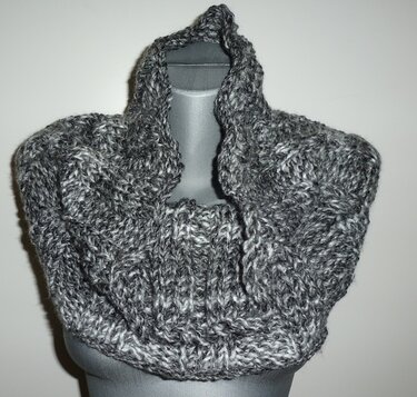 Breiter Schlauchschal (Loop) mit Kapuze, grob gestrickt in Grau-Melange