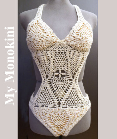 Cremefarbener handgehäkelter Monokini mit V‑Ausschnitt und seitlichen Cut-Outs auf einer Schneiderpuppe