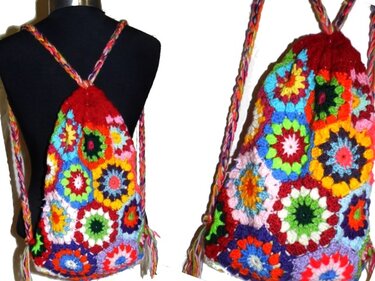 Bunter gehäkelter Rucksack aus Granny‑Hexagonen mit geflochtenen Trägern