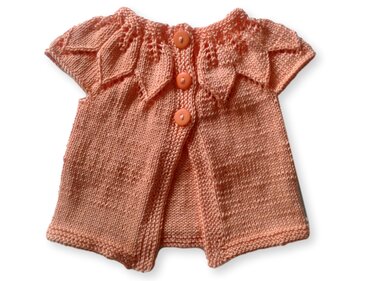 Pfirsichfarbenes kurzärmeliges Babyjäckchen mit Blattmuster und drei Knöpfen