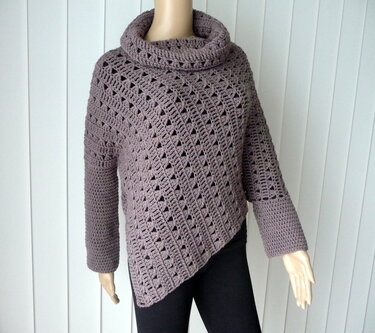 Asymmetrischer gehäkelter Damenponcho mit Rollkragen in zartem Mauve auf Schaufensterpuppe