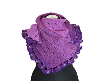 Violettes gestricktes Dreieckstuch mit Lochmuster und perlenbesetzter Bogenkante auf einer Büste