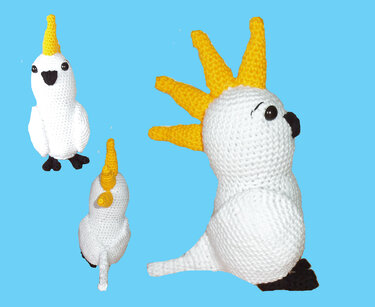 Weißes gehäkeltes Kakadu-Amigurumi mit gelber Haube, schwarzem Schnabel und schwarzen Füßen