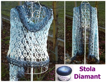 Gehäkelte Stola in Blauverlauf mit offenem Spitzenmuster und dunkler Randborte