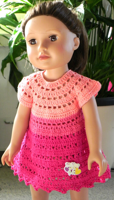 Puppe mit handgehäkeltem zweifarbigem rosa Kleid und Teddybär-Applikation
