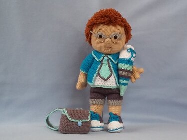 Amigurumi-Schuljunge mit Schultüte, Brille und Umhängetasche