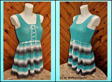 Ärmelloses gehäkeltes Sommerkleid in Türkis, Weiß und Schwarz auf Schaufensterpuppe vor Holzpaneelen.