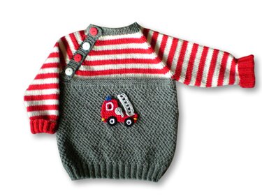 Babypullover grau mit rot-weißen Streifen, drei Schulterknöpfen und Feuerwehrauto-Applikation