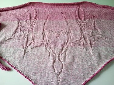 Gestricktes rosa Dreieckstuch mit Herz-Relief und Farbverlauf