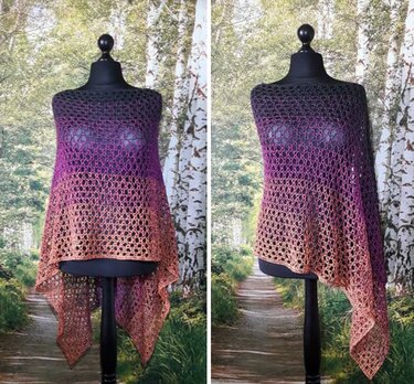 Gehäkelter Poncho auf Schneiderpuppe, Farbverlauf Lila zu Orange, offenes Lochmuster