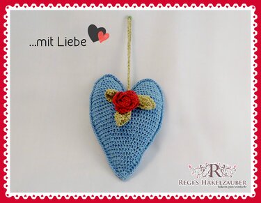 Hellblauer gehäkelter Herzanhänger mit roter Rose, grünen Blättern und Aufhängeschlaufe