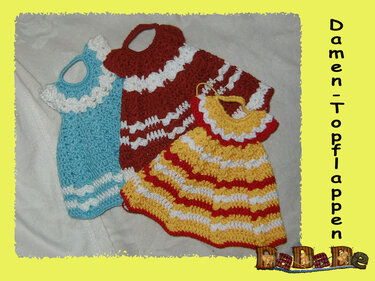 Drei gehäkelte Topflappen in Kleidchenform in Blau, Rotbraun und Gelb-Rot mit Rüschen und Aufhängeschlaufen.