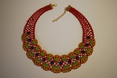 Gehäkelte Halskette in Rot, Grün und Gelb mit blauen Perlen und goldfarbenem Karabinerverschluss