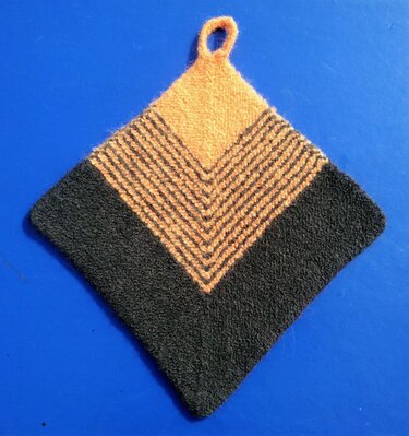 Gefilzter quadratischer Topflappen in Orange und Schwarz mit V‑Streifen und Schlaufe