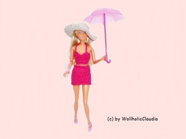 Modepuppe mit pinkem gehäkeltem Top und Minirock, Strohhut und rosafarbenem Regenschirm