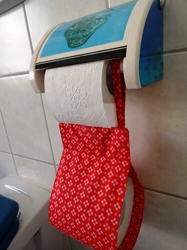 Rote genähte Toilettenpapier-Hülle mit weißem Blumenmuster