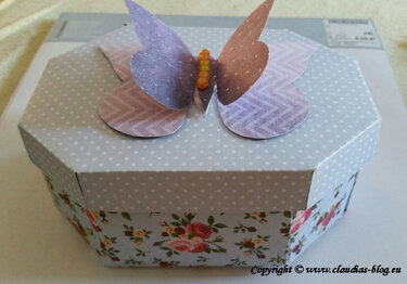 Achteckige Papier-Geschenkbox mit floralem Muster und zweilagigem Papier-Schmetterling mit Perlen