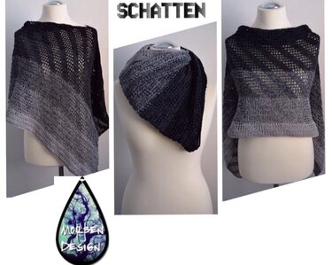 Gehäkelter Poncho in Grau-Ombré auf drei Schaufensterpuppen mit durchbrochenem Maschenmuster und Rippenstruktur