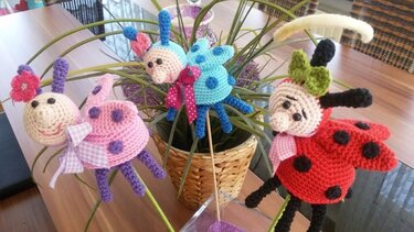 Häkelanleitung Blumenstecker Marienkäferchen