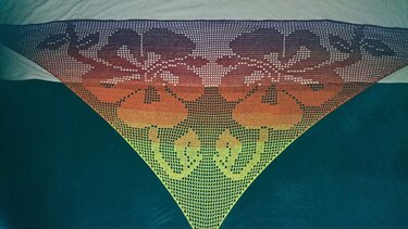 Gehäkeltes Dreieckstuch mit Farbverlauf von Violett zu Gelb‑Grün und durchbrochenem herbstlichem Motiv