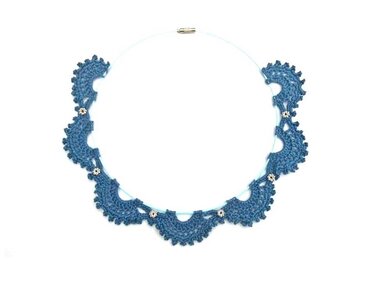 Blaues gehäkeltes Collier mit muschelförmigen Motiven an dünnem Drahtreif
