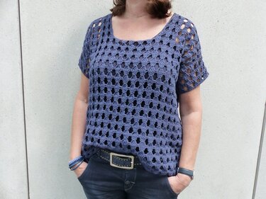 Blauer gelochter Häkelpullover in 3 Größen