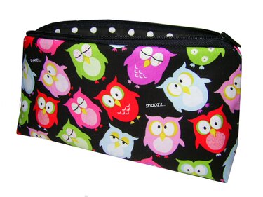 Kosmetiktasche mit bunten Eulenmotive auf schwarzem Stoff und Reißverschluss