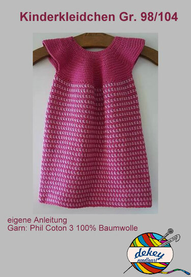 Ärmelloses gehäkeltes Kinderkleid in Pink an Holzbügel