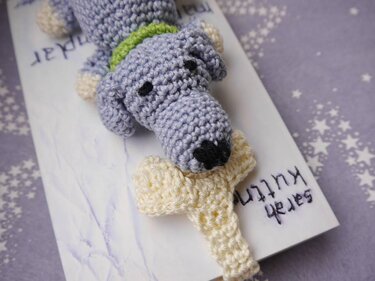 Lesezeichen Wauzi knabbert Knochen - Häkeln