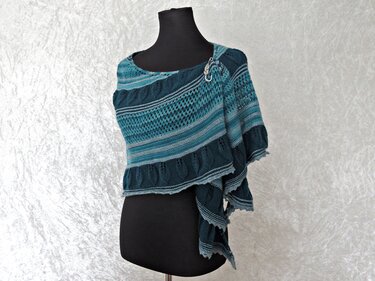 Gestricktes Halbrundtuch in Türkisblau mit Streifen, Lochmuster und Brosche