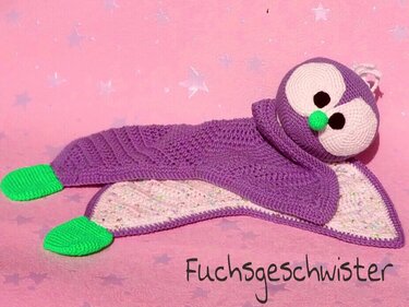 Gehäkeltes lila Schmusetuch mit Fuchskopf und grünen Pfoten