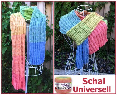 Zwei lange, gestrickte Schals mit Rippenstruktur und pastellfarbigem Farbverlauf auf weißen Ständern im Garten.