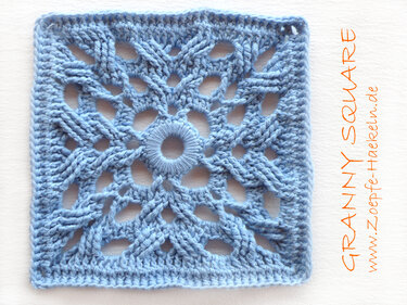 Hellblaues gehäkeltes Granny-Square mit rundem Mittelring und durchbrochenem Muster